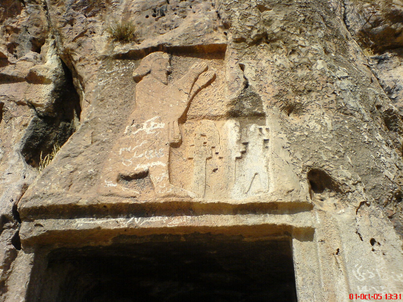 A_praying_man_s_figure_in_Es-hagh-Vand_rock_tombs