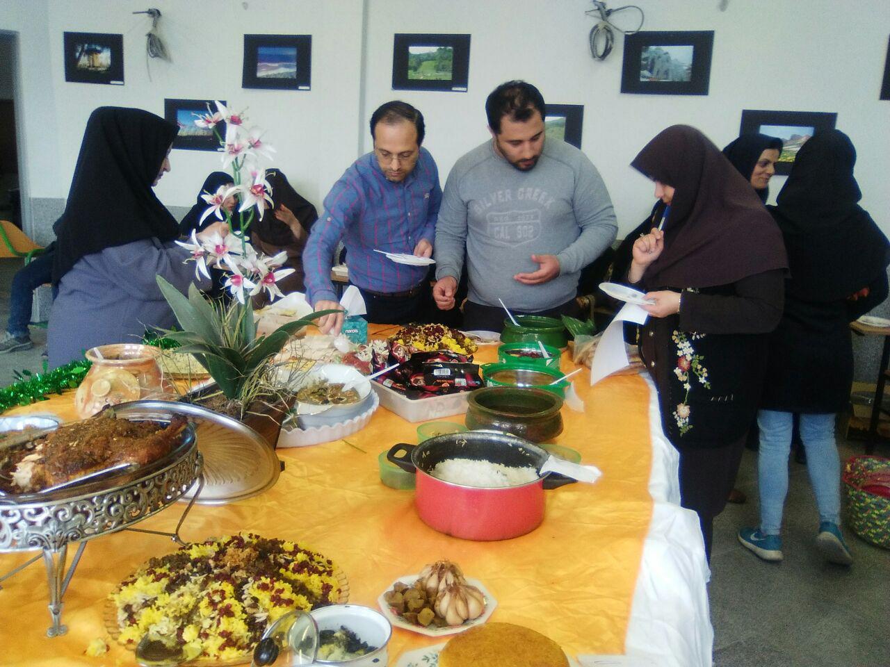 جشنواره غذاهای بومی محلی در دانشگاه پیام نور لنگرود برگزار شد