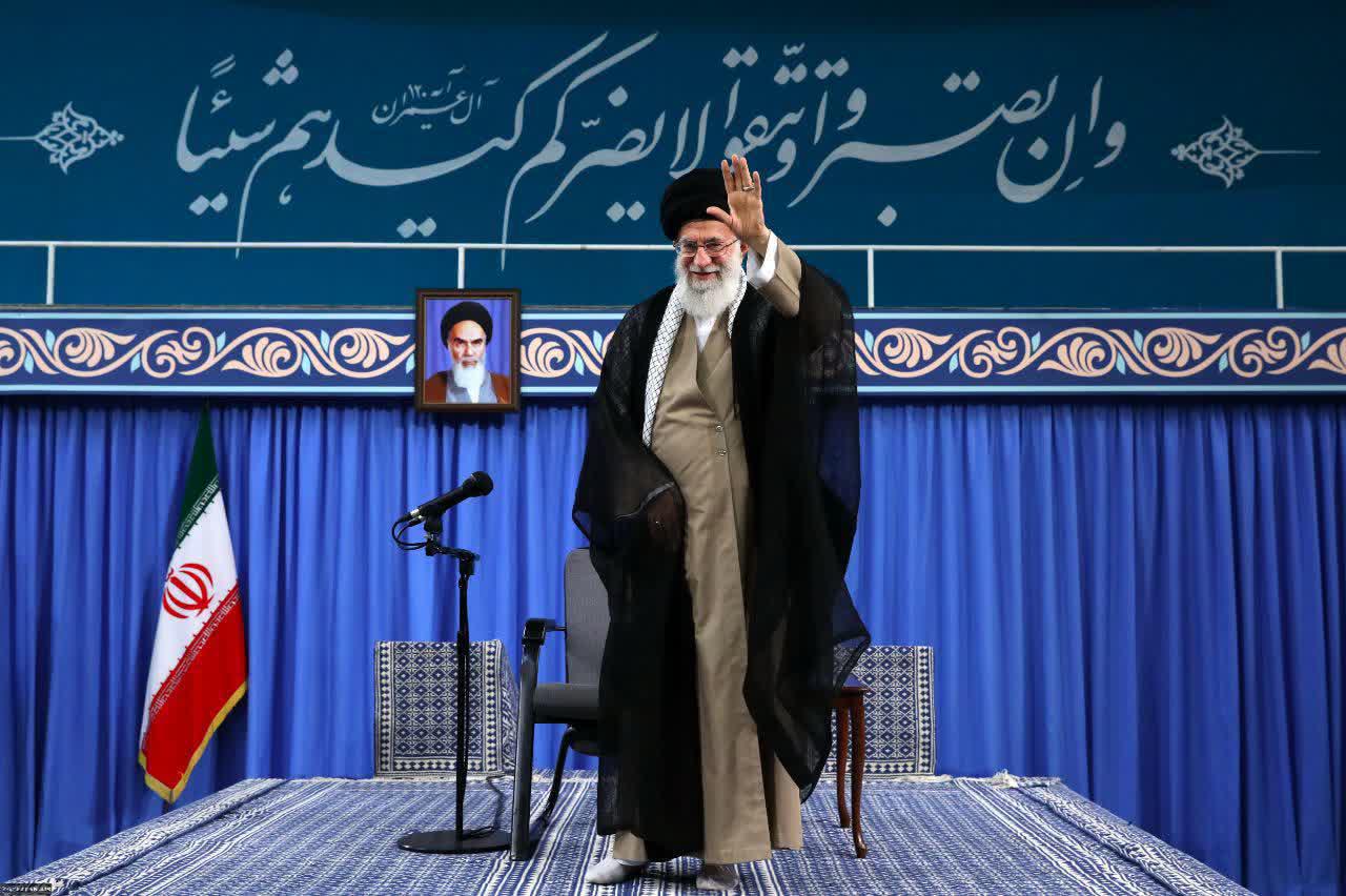 میرزاکوچک خان یک واحد مینیاتوری از جمهوری اسلامی را در رشت به وجود آورده بود میرزاکوچک خان یک واحد مینیاتوری از جمهوری اسلامی را در رشت به وجود آورده بود