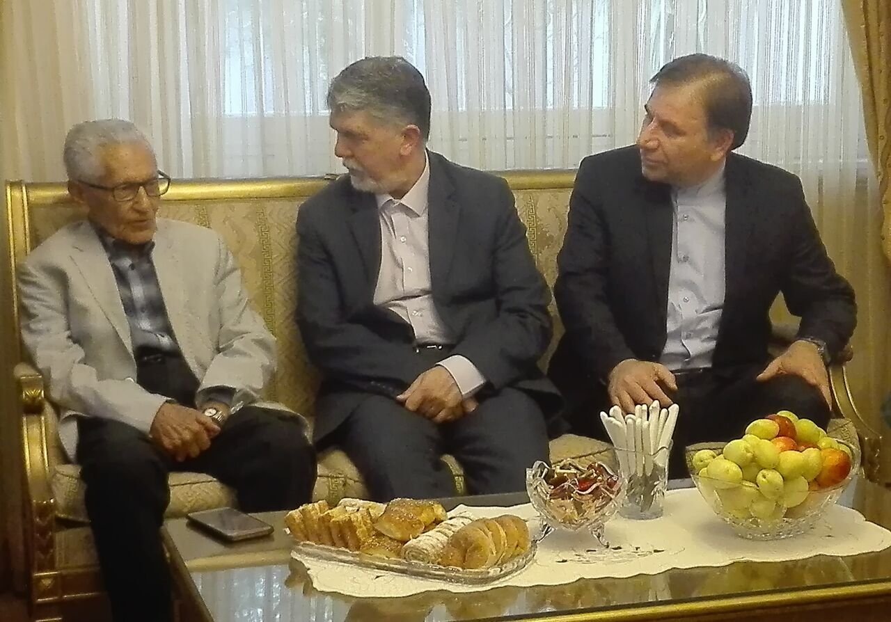 شما باعث افتخار مردم ایران هستید /خانه هویتی - تاریخی فرخ به خانه ادبیات تبدیل می شود شما باعث افتخار مردم ایران هستید /خانه هویتی – تاریخی فرخ به خانه ادبیات تبدیل می شود