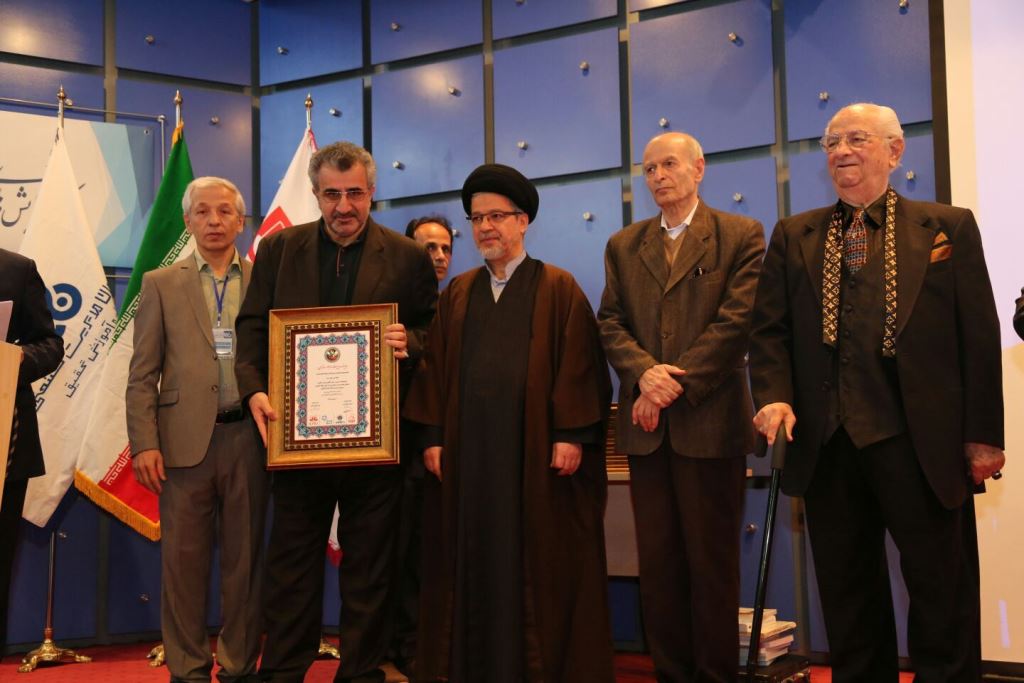 اهداء لوح تقدیر و تندیس ویژه به روابط عمومی بانک توسعه تعاون در مدیریت روابط رسانهای اهداء لوح تقدیر و تندیس ویژه به روابط عمومی بانک توسعه تعاون در مدیریت روابط رسانهای