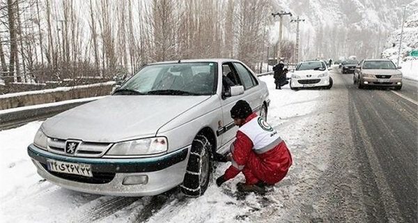 تردد خودرو‌ها در جاده‌های ییلاقی گیلان با زنجیرچرخ