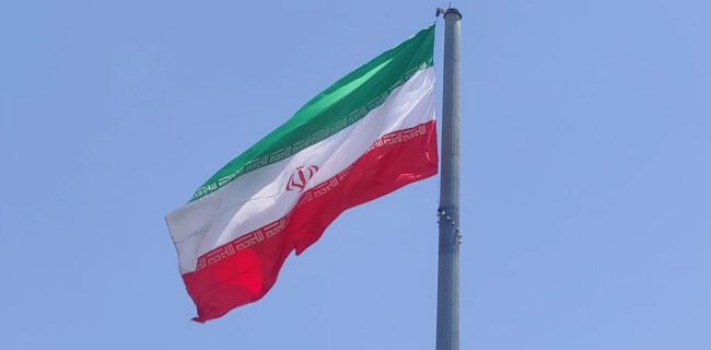 پرچم ایران افراشته‌تر از همیشه بر بلندای پرافتخار میهن