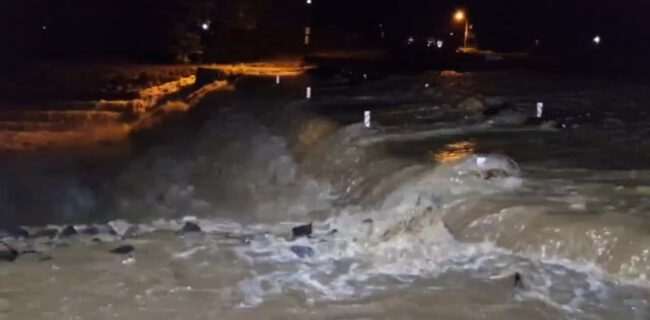 طغیان رودخانه شمرود سیاهکل و مسدود شدن راه ۷ روستا