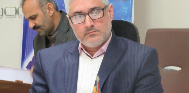پیاده رو؛ حق شهروندان، غنیمت مغازه داران (روایتی از شهری که در آن عابران جایی برای قدم زدن ندارند) پیاده رو؛ حق شهروندان، غنیمت مغازه داران (روایتی از شهری که در آن عابران جایی برای قدم زدن ندارند)