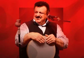 هرگز ایستاده نمی‌خوانم، به اعضای گروهم هم اجازه نمی‌دهم حرکات اضافه انجام دهند