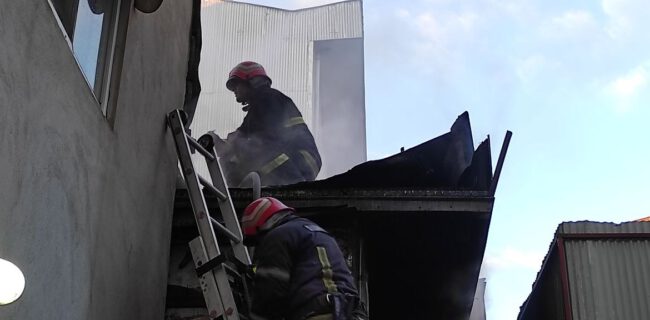 مهار آتش سوزی یکباب خانه ویلایی در بلوار حبیب زاده رشت