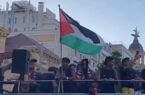 یامال پرچم فلسطین را در جشن قهرمانی بارسلونا برافراشت