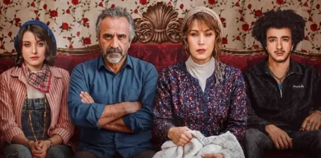 فاطمه مسعودی‌فر با کلاه و استایل خاص در اکران گل سنگ (عکس)