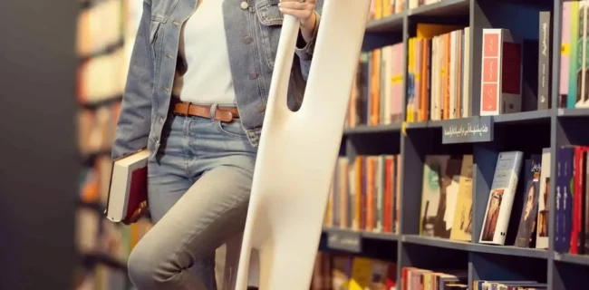 استایل متفاوت سوگل قلاتیان در کتابخانه؛ بازیگر لیسانسه‌ها مخاطبان را غافلگیر کرد (+عکس)